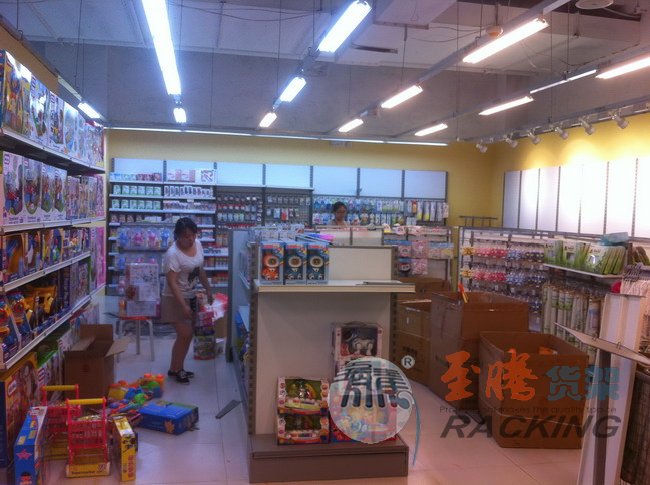 母婴用品店货架